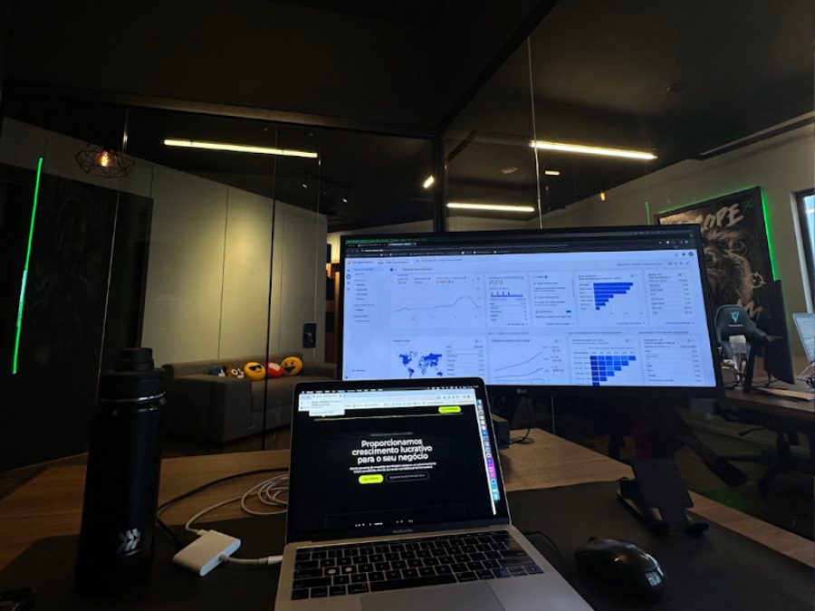 Estação de trabalho com dashboards de campanha
