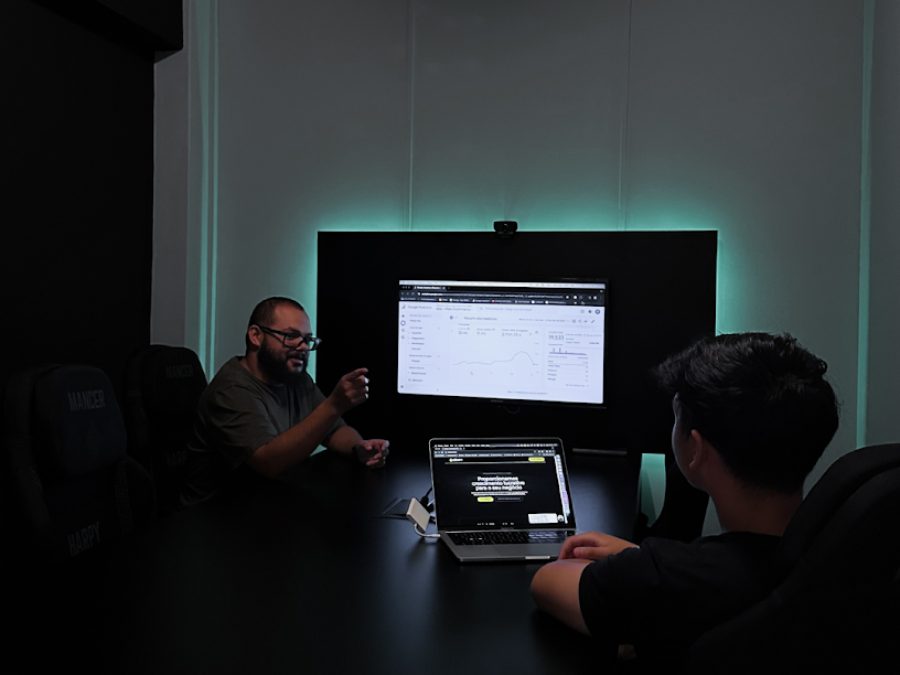 Reunião de performance na sala de reuniões da Adcope