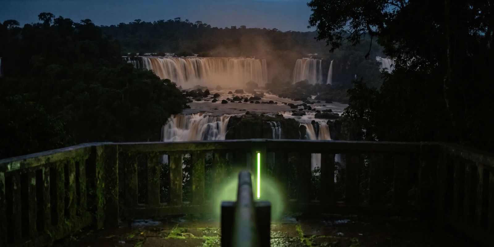 Cataratas do Iguaçu ao entardecer com névoa e mata ao redor