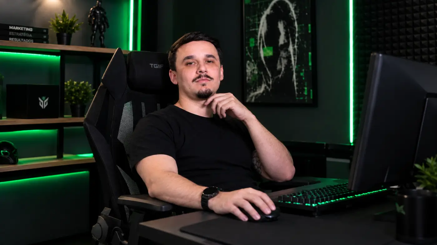 Paulo, sócio da Adcope, no estúdio da agência